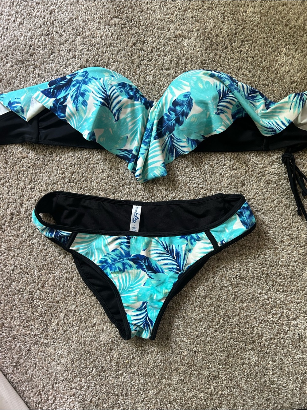 Women’s Turquoise Leaf Print Bikini Set by - Strapless Top & Bottom